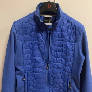 Pelle P cardigan  - Köptes för lite mer än ett år sedan, nypris 1800. Sparsamt använd och i nyskick.