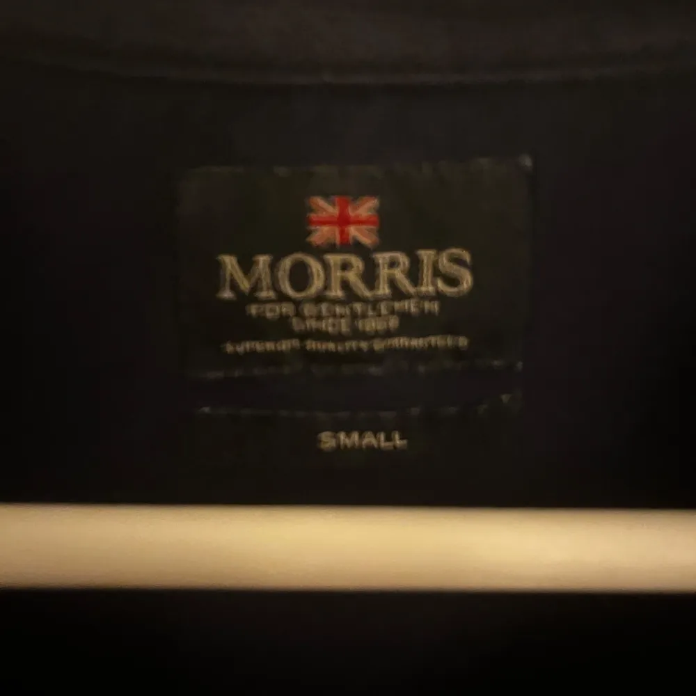 Säljer denna Morris t shirt i storlek S med en text på bröstet (se bild) Färg: mörk blå Skick 9/10 Skriv vid frågor eller fler bilder . T-shirts.