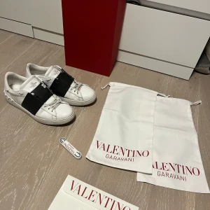 Valentino skor  - Säljer mina valentino skor då de ej kommer till användning, endast använda någon månad. Köpta helt nya så box, papper och extra skosnören tillkommer. Skick 9/10 endast smutsiga. hör av er vid frågor priset går diskutera, storlek 42,5 sitter som 43