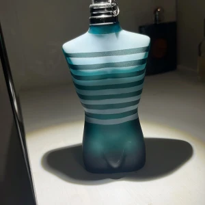 Le male - Säljer nu denna Jean paul gaultier "le male" parfymen. Parfymen har runt 85-90 ml av 125 i. Har du några frågor eller bytesförslag så kontakta mig gärna
