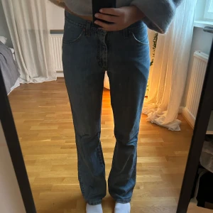 Blå jeans med bootcut - Säljer ett par sjukt snygga klassiska blå jeans från Wrangler i straight/bootcut-stil. 
