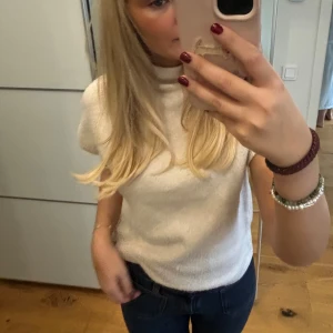 Vit kortärmad polotröja - Säljer en superfin vit polotröja med korta ärmar. Den är i ett mjukt och bekvämt material, perfekt för både vardag och lite finare tillfällen. Tröjan har en klassisk och stilren design som passar till det mesta. 