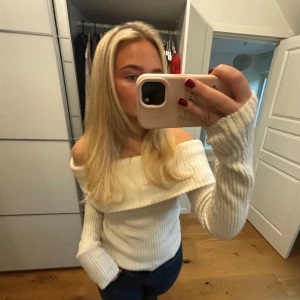 Vit offshoulder tröja - Säljer en superfin vit offshoulder tröja i ribbat material. Den är perfekt för både höst och vår, med långa ärmar som håller dig varm. Tröjan har en snygg och stilren design som passar till alla tillfällen. Perfekt för en casual look eller att klä upp med smycken. 🖤