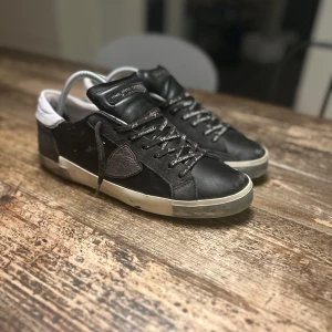 Philipe model - Säljer nu mina tvärfeta Philippe model i svart som är  väldigt trendiga. Skicka 9/10 nypris: 3500 mitt pris: 1500 boxen medföljer