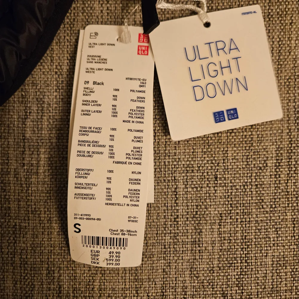 Säljer en helt ny svart Ultra Light Down väst från Uniqlo i storlek S. Västen är quiltad och har en dragkedja framtill. Perfekt för lager-på-lager under höst och vår. Den är lätt och smidig att bära med sig.. Jackor.