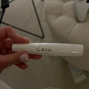 Space Intense Mascara från CAIA - Säljer en Space Intense Mascara från CAIA. Den har en snygg vit förpackning med silverdetaljer och är perfekt för att ge dina fransar en intensiv look. Mascaran är lätt att applicera och ger volym och längd. Perfekt för både vardag och fest! Helt oanvänd. 