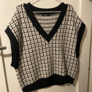 Svartvit rutig väst från Gina Tricot - Säljer en snygg svartvit rutig väst från Gina Tricot. Den har en djup v-ringning och är perfekt för lager-på-lager-stil. Västen passar perfekt för höst och vår. Den är använd en handfull gånger och i nyskick.