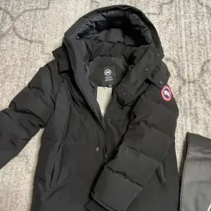 Hej! Jag säljer min canada goose jacka den är i bra skick jag har andänd den i några veckor tyvärr har jag inte kvar kvittot men jackan är äkta jag köpte den i Göteborg, orginal tillbehören ingår med jackan, priset kan diskuteras vid snabbaffär så hö