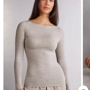 Beige långärmad topp - Säljer en stilren och bekväm beige långärmad topp. Perfekt för både vardag och fest. Toppen har en tight passform och är gjord i ett mjukt material som känns skönt mot huden. Passar bra till både jeans och kjol!