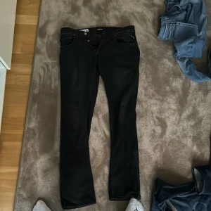 Svarta jeans från Replay - Säljer ett par svarta Replay Grover jeans i storlek 32. De har en straight passform och är i mycket bra skick. Perfekta för både vardag och fest! 🖤