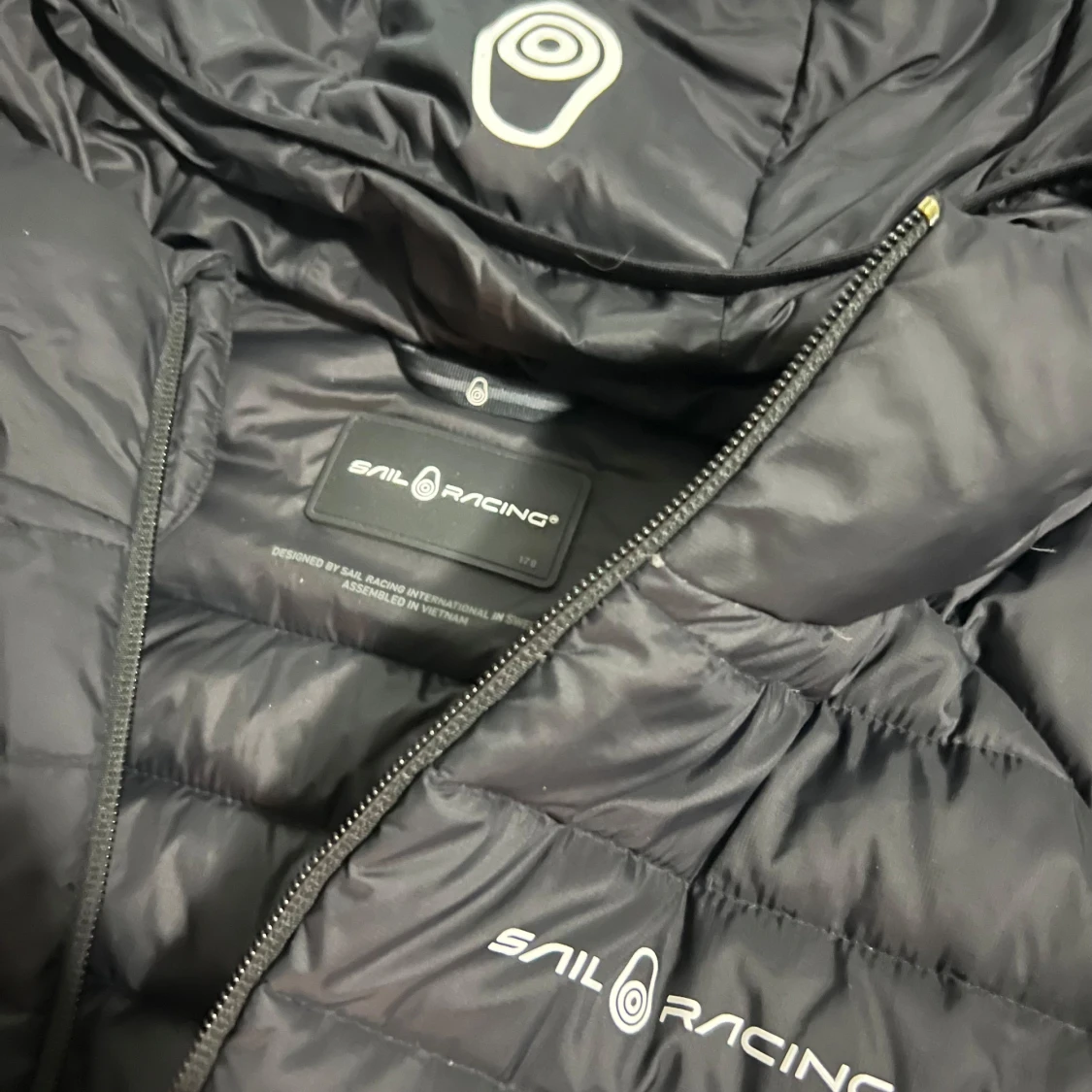 Svart dunjacka från Sail Racing - 90