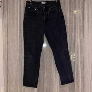 Svartgrå jeans från 157 - Säljer ett par svarta-gråa jeans från 157 i storlek L. De har en klassisk femficksdesign och är i bra skick. Perfekta för både vardag och fest! 🖤