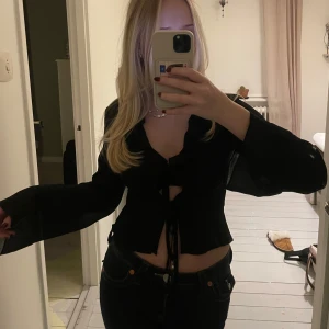 Blus - Super snygg blus med vida armar😍 lite genomskinligt mesh material som gör den jätte snygg. Kan användas till vardag och fest❤️