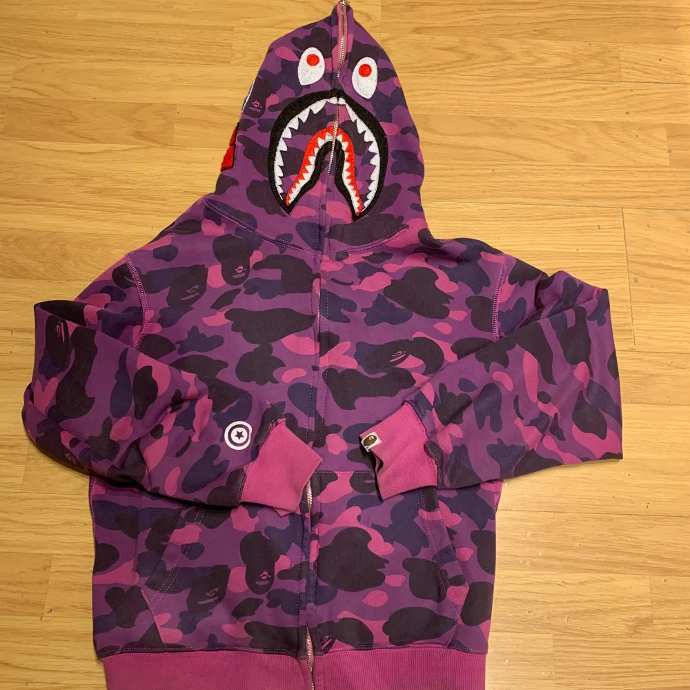 Bape hoode lila svart 🟪◼️▪️♠️storlek M. Hoodies.