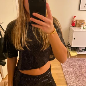 Svart glittrig croppad topp - Så snygg snart glitter topp från hm i storlek s, helt oanvänd med prislapp kvar. Perfekt nu inför nyår❤️