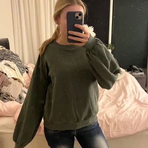 Grön sweatshirt - Säljer en grön sweatshirt med rund hals och långa ärmar. Perfekt för en avslappnad stil. Passar bra till jeans eller leggings. Skriv om ni har några frågor!💞