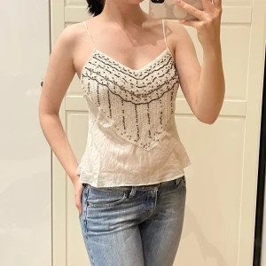 Nyårstopp🤩 - Snygg festtopp med paljetter och pärlor perfekt till nyår❤️står inte storlek men uppskattar till 36 men funkar nog på en 34 också! Justerbara band. Pytte fläckar på baksidan