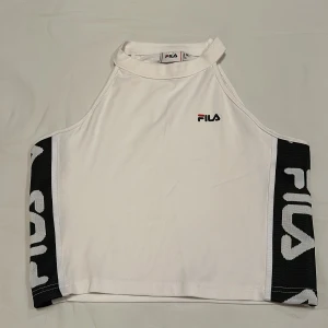 Vit croptop från FILA - Snygg vit croptop från FILA. 