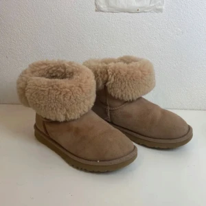 UGG Bailey Button - Superfina äkta ugg skor, fint skick! Använda men nytvättade :) Nypris ca 2400kr, går att vika ner kanten som på bilden om man vill! Storlek 35 men passar mig som brukar ha 36🤎Köp nu är på!