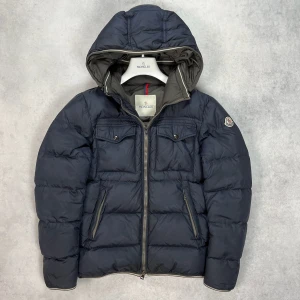 Moncler thomas down jacket - – Condition: 8/10, cartoon tag is missing  – Retail price: 10 000 +  The model is 185 cm tall