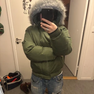 Marc Jacobs Jacka - Snygg grön Marc Jacobs jacka med pälskrage. Lite trög dragkedja men den funkar