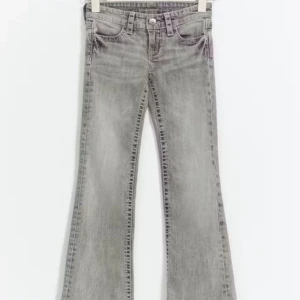 Low waist Jeans - Low waisted jeans från Gina Tricot Young, beställde dessa i fel storlek tyvärr, retur tiden var försent så säljer då dessa här. Ej använd progrund av fel storlek. Nypris 399,95 säljer för 300