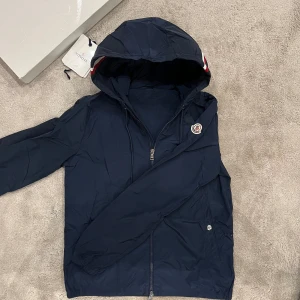 Moncler Windbreaker  - Moncler windbreaker | storlek 1 som motsvarar S skick 9/10 Pris 2249kr Snabb affär = bättre pris 