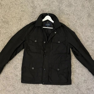 Ralph Lauren Field Jacket  - Snygg svart field jacket från Polo Ralph Lauren med knappar och dragkedja | Jackan är helt ny, endast testad | Nypris 4000kr