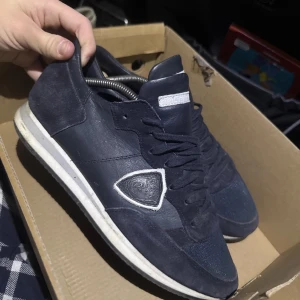 Phillipe modell Strl 40-40,5 - Phillipe modell skor skick 9/10 ingen original box med man får med skoblock fler bilder kan fixas om ni undrar nått tveka inte på att skicka ett SMS 