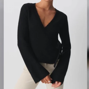 Svart stickad kofta - Supersnygg och eftertraktad stickad kofta från Gina. Tröjan är endast använd cirka två gånger så den är i super fint skick. Säljer då den inte kommer till användning.