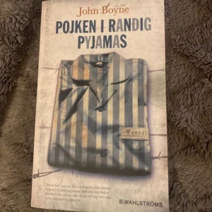 Pojken i randig pyjamas - Boken 'Pojken i randig pyjamas' av John Boyne handlar om en pojke som upptäcker en oväntad vänskap på andra sidan ett stängsel. En gripande berättelse om oskyldighet och grymhet under andra världskriget. Väldig bra bok