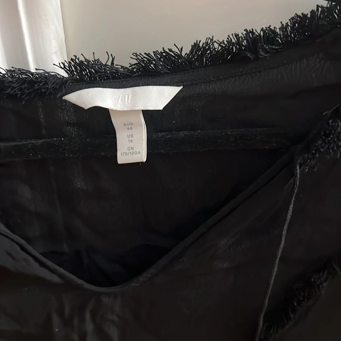 Svart topp med fransdetaljer - 90