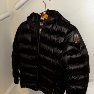 Parajumpers Jacka Pharrell - Säljer nu en parajumpers jacka. 10/10 skick, storlek Y-M. Originalpris parajumpers hemsida: ca 4600kr. Pris kan diskuteras