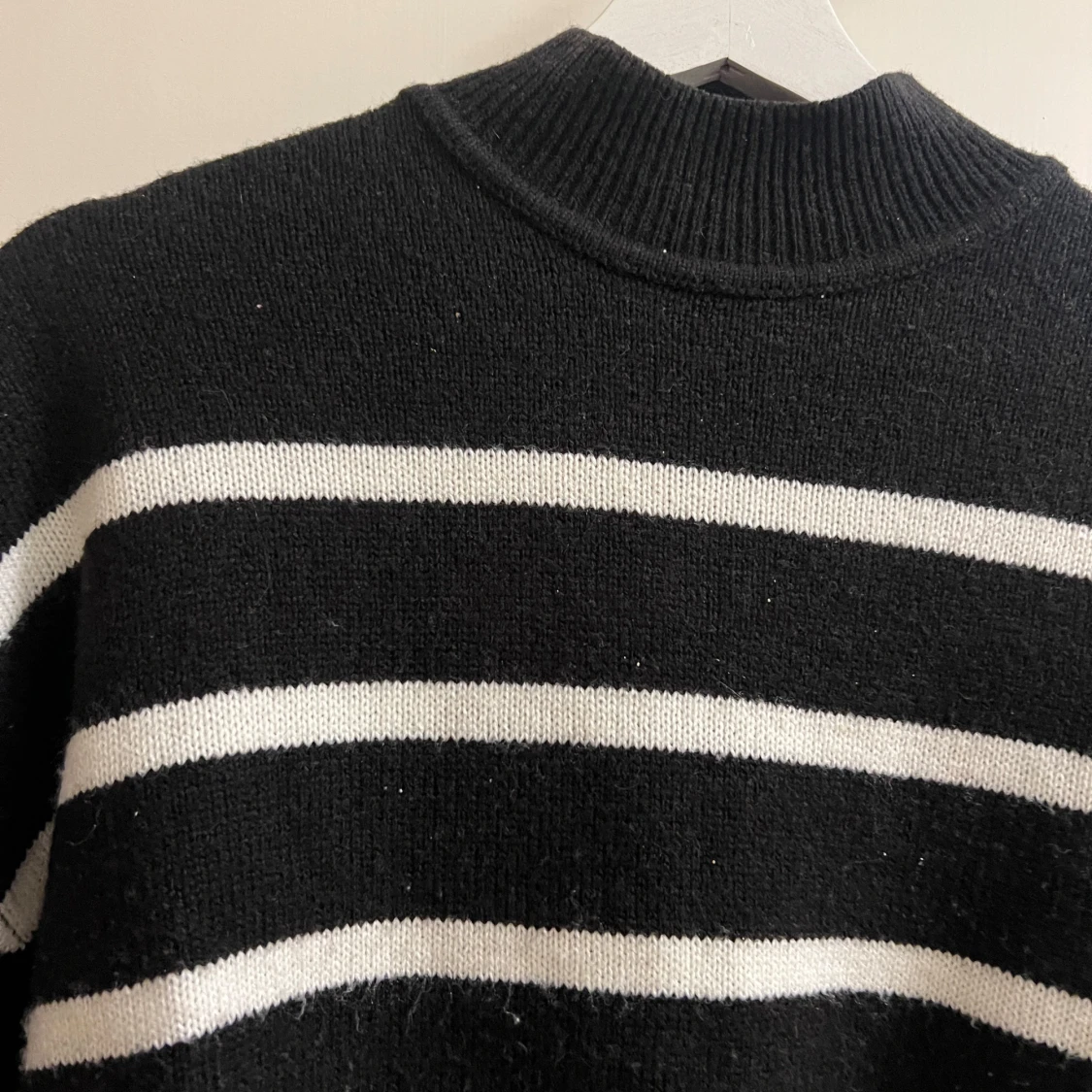 Svart och vit randig stickad tröja - 91