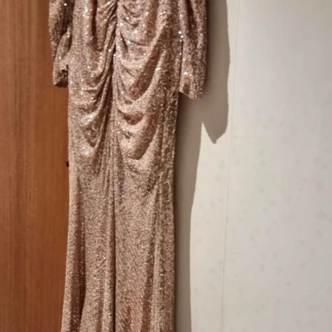 Glittrig långklänning i champagne