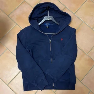 Ralph lauren hoodie - Säljer denna snygga navy ralph lauren hoodie. Storlek s! Hör av dig vid minsta fundering!🤩🤩
