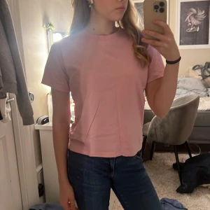 Rosa t-shirt - Snygg rosa t-shirt i bomull med korta ärmar. Från hm💗