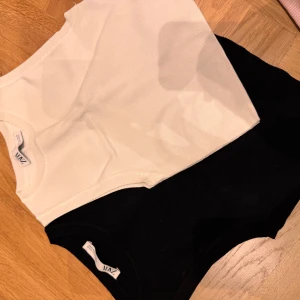 Svart och vit ribbad linnetopp från Zara - Två stilrena ribbade linnetoppar från Zara i svart och vitt. Enkel design med rund halsringning . Sälj tillsammans 💓120kr för båda 