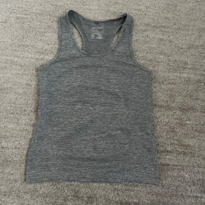 Grå linnetopp från Workout - Säljer en grå linnetopp från Workout i storlek M i ett mycket bra skick 