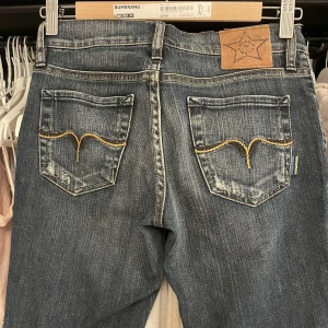 Vintage low waist jeans - Säljer dessa vintage low waist jeansen med raka ben från Blå&Gul med detaljer på bakfickorna😍 De är i stl XS med måtten: Höft: 40cm  Innerbenslängd: 80cm  Midja: 36cm Öppen för prisförslag!💗
