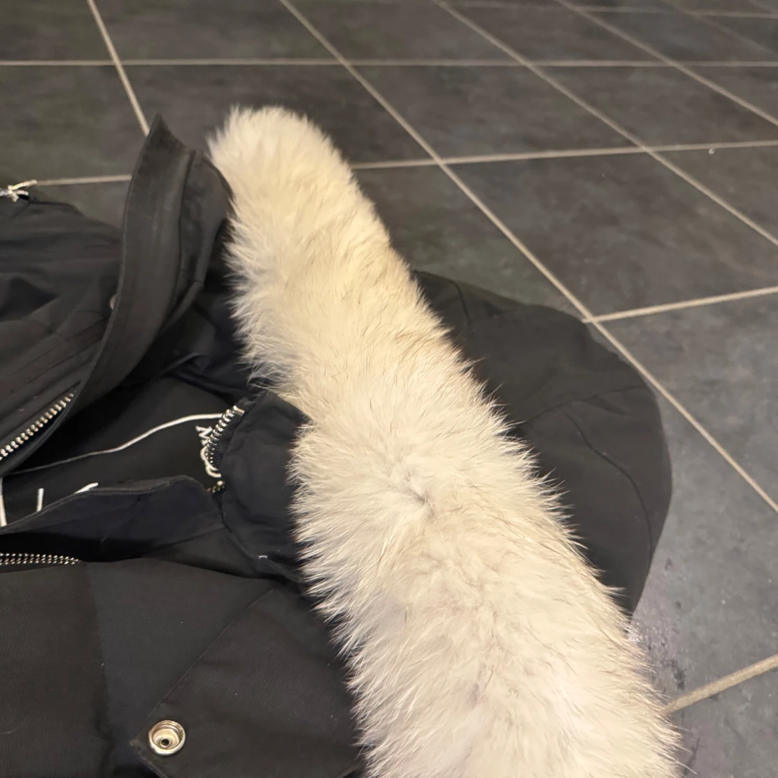 Svart dunjacka med päls från Moose Knuckles - 90