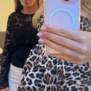 Svart spetsblus från Gina Tricot - Slutsåld!! Säljer en elegant svart spetsblus från Gina Tricot. Blusen har långa ärmar och ett vackert spetsmönster som ger en stilren look. Perfekt för att klä upp en outfit med en touch av elegans.