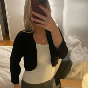 Trekvartsärm Kofta - Kofta / Bolero med kortare ärm💕💕storlek L men skulle mer säga att de är en S🫶🏼