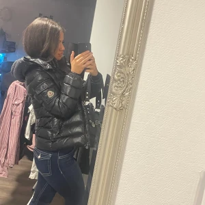 Moncler bady svart jacka  - Säljer min svarta moncler i moddelen bady storlek 12a som motsvarar en xs och passar även s. Jackan är äkta såklart skriv privat för frågor och bevis. Jackan har inga defekter och är som nyskick.