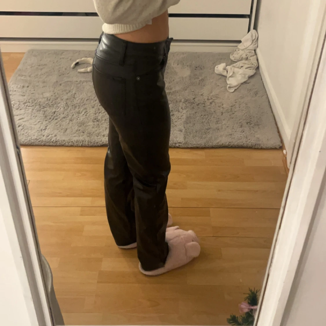 Svarta byxor i syntetmaterial - 90