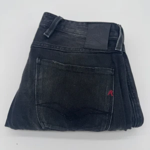 REPLAY ANBASS JEANS  - - Replay anbass jeans - Slim fit passform - Storlek W31/L30 - Nypris runt 1800kr - Kontakta för fler frågor eller funderingar // Deluxecloset