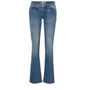 Blå valerie bootcut jeans från LTB  - Snygga blå bootcut jeans med klassisk femficksdesign. Jeansen har en låg midja och är tillverkade i ett slitstarkt denimtyg. Perfekta för en avslappnad stil. Midjans längd: 38 cm rakt över. Innerbenslängd: 84 cm
