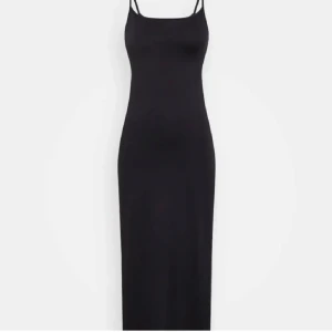 Lång klänning  - Säljer min långa klänning ifrån Gina som jag aldrig använt💕 köpte den under sommaren men använde den aldrig då jag ej gilla hur den satt💕Har endast testat den💕