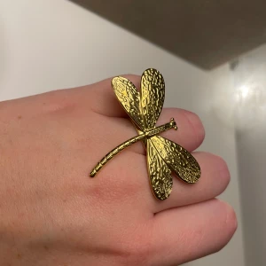 Guldfärgad trollslända ring - Unik guldfärgad ring formad som en trollslända! Så fin och helt ny💗☺️storleken går att ändra 