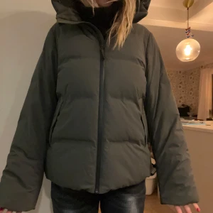 Grön pufferjacka med huva - Säljer en grön pufferjacka som e sååå snygg och varm nu till vintern! Den är nästan inte använd och har inga dåliga defekter!! Tror jag köpte den för ca 1300 på uniqlo men säljer för 600❤️❤️🩷❤️❤️🩷🎄🎄🎄skriv privat för frågor🥰🥰🥰🥰🥰.